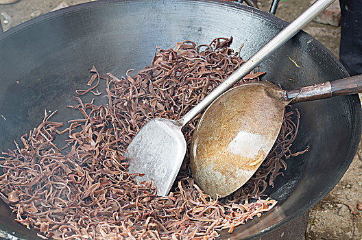 广西柳州市农村做酒席用柴火铁锅炒的原味菜