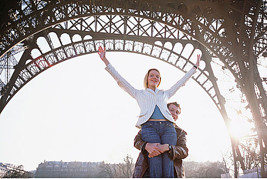 男人,举起,女人,空中,正面,埃菲尔铁塔,巴黎,法国