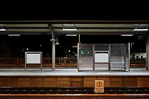 站台,火车站,夜晚,座椅,玻璃,分隔,墙壁