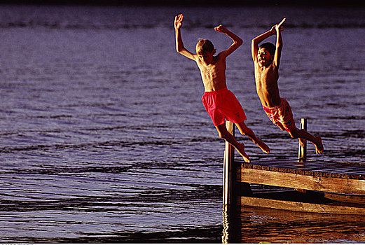 两个男孩,泳衣,跳跃,水,码头
