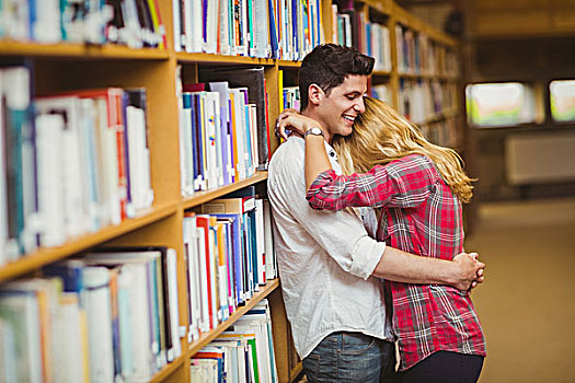 学生,情侣,搂抱,相互,图书馆