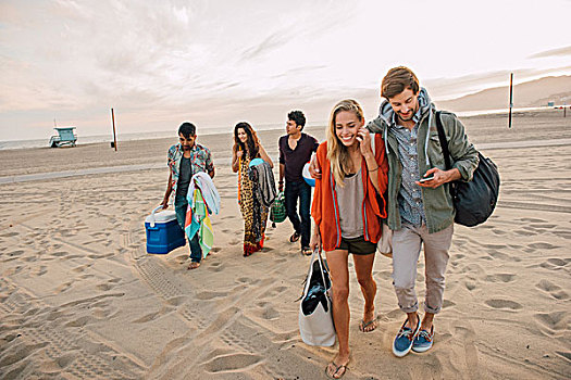 群体,朋友,走,海滩,年轻,情侣,看,智能手机