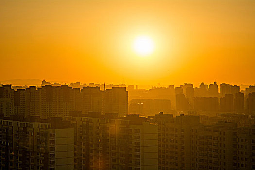 城市建筑群夕阳剪影