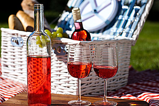 葡萄酒,野餐篮,草地