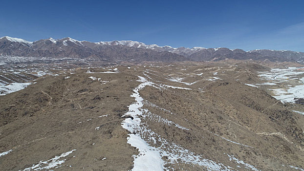 新疆哈密,塞外春雪,天山美景