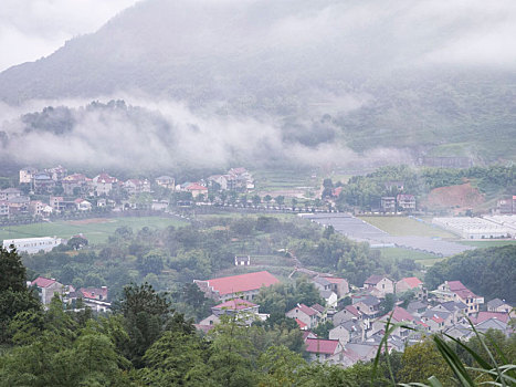 晨雾中的桐庐山村