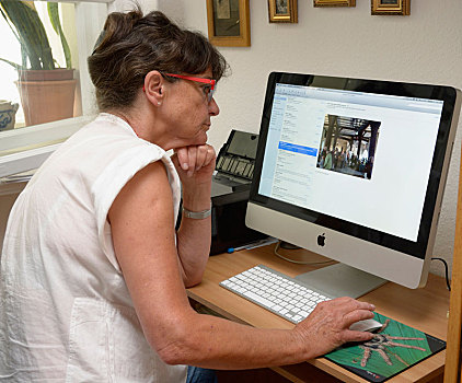 女人,60多岁,电脑