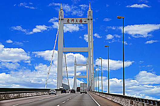 蓝天白云下的虎门大桥