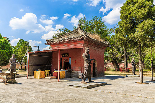 中国河南省登封市中岳庙古神库铁人