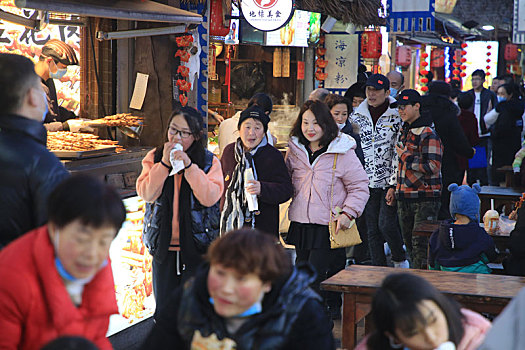 节日里的旅游小镇烟火气十足,套大鹅品美食赏花灯让人流连忘返