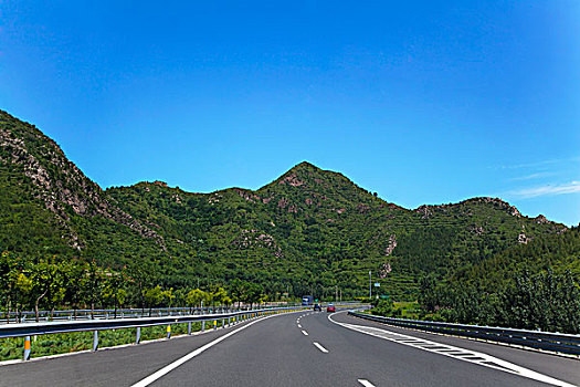 平坦干净的高速公路