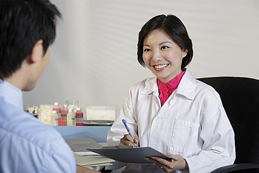 女醫(yī)生,看,病人,微笑