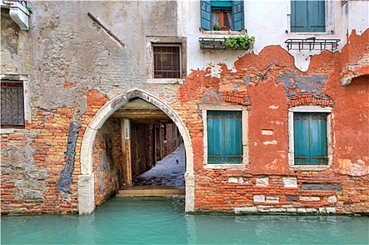 狭窄,运河,建筑,老,红砖,房子,百叶窗,威尼斯,意大利
