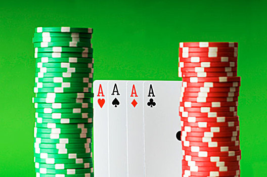 赌场,筹码,四个,纸牌a,绿色背景