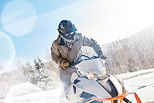 男人,骑,雪地车,晴朗,雪地