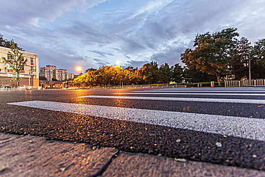 夕阳下的北京道路