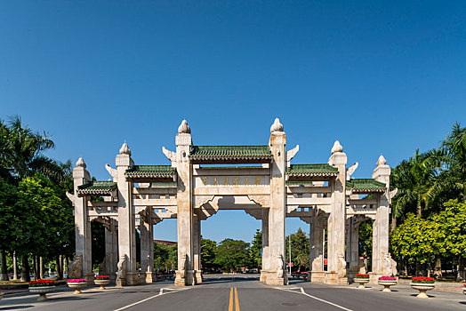 蓝天下的华南农业大学校门