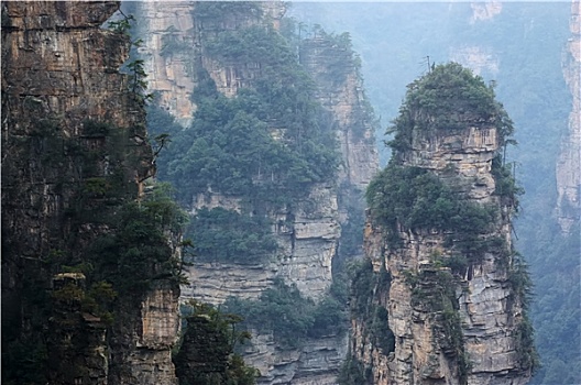 陡峭,山