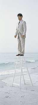 商务人士,站立,上面,梯凳,海滩