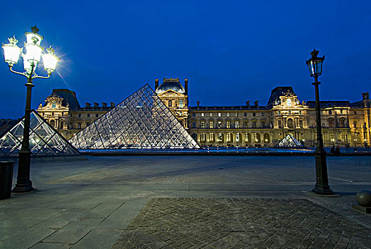 玻璃金字塔,卢浮宫,黄昏