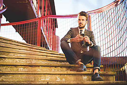时髦,男青年,坐,步行桥,楼梯,智能手机