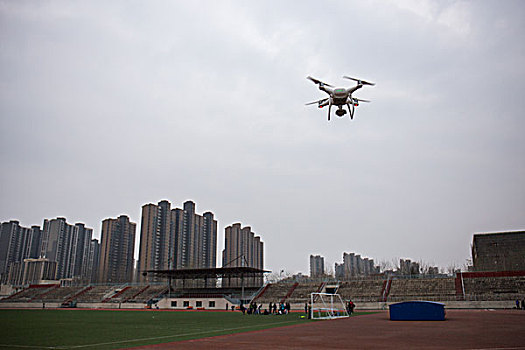 学校操场上无人机私人教练在向客户教飞