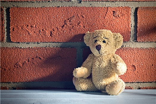 泰迪熊,坐,正面,砖墙