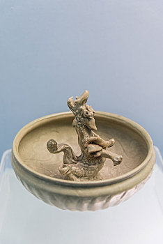 上海博物馆的元代龙泉窑青釉堆塑龙缽