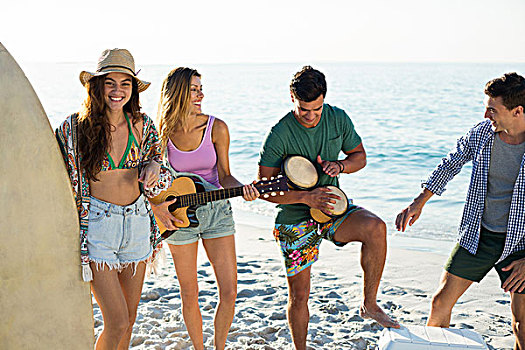 朋友,享受,音乐,站立,海滩,高兴