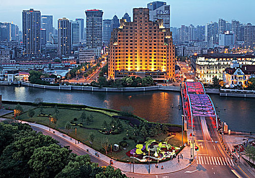 上海大厦和外白渡桥夜色