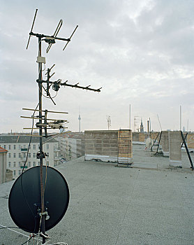 电视天线,碟形卫星天线,公寓,屋顶