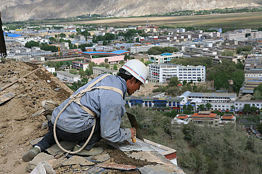 西藏拉萨布达拉宫屋顶的修缮中采用藏族传统的建筑工艺,打阿尕