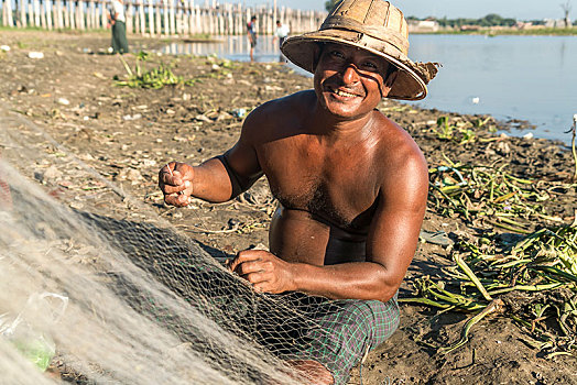 渔民,修理,网,陶塔曼湖,阿马拉布拉,曼德勒,缅甸,亚洲