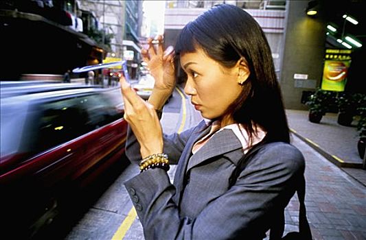 香港,中国人,职业女性,城市街道,修理,毛发,粉盒化妆镜