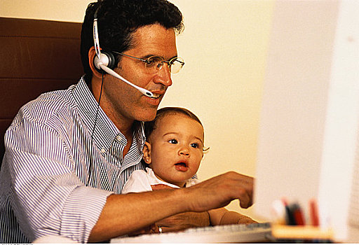 父亲,头戴式电话,电脑,婴儿