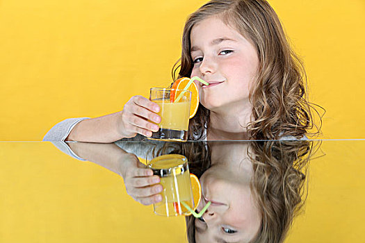 小女孩,喝,橙汁