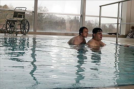 两个男人,游泳池