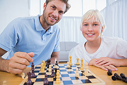 父亲,小男孩,玩,下棋,客厅