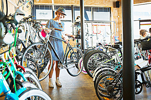 女人,选择,自行车,架子,自行车店