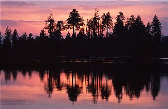 湖,黄昏,拉森火山国家公园,加利福尼亚,美国