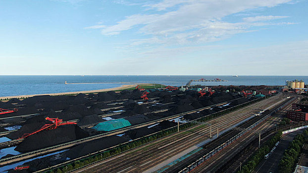 山东省日照市,海龙湾畔海天一色景色宜人,港口煤炭堆场繁忙有序