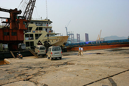 民熙号滚装船正在重庆港梁沱码头装载长安汽车