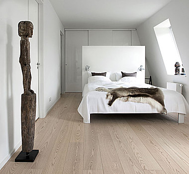 现代,公寓,哥本哈根,白色,墙壁,木地板,艺术,简约,风格,卧室,动物,毛皮,投掷