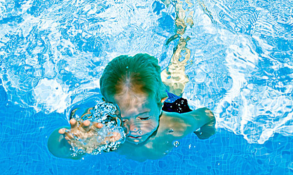 男孩,5岁,跳水,游泳池