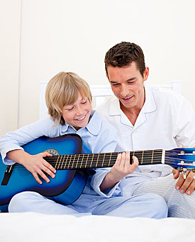 微笑,小男孩,弹吉他,父亲