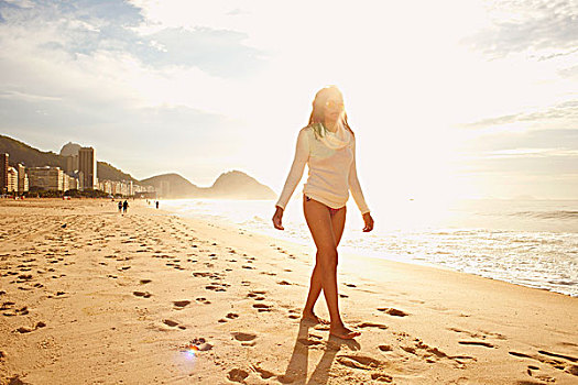 成年,女人,漫步,日光,科巴卡巴纳海滩,里约热内卢,巴西