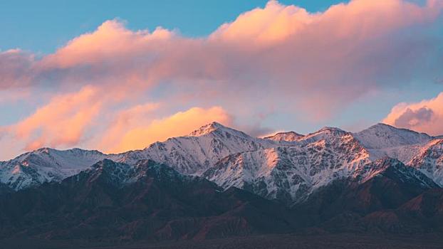 中国青海大柴旦镇旁边的雪山风光