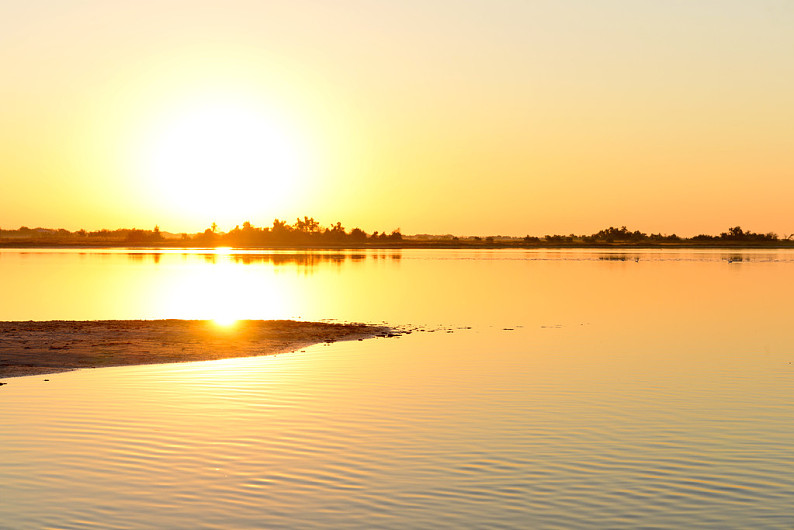 日出斗金的淡水湖图片