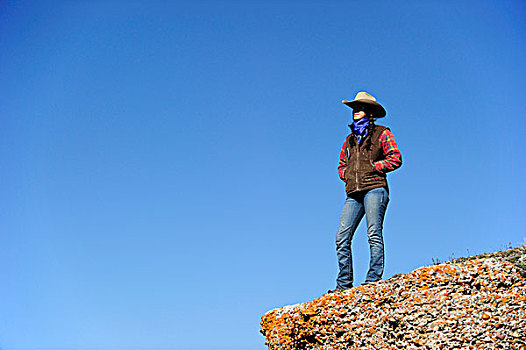 女牛仔,站立,石头,看,远景,萨斯喀彻温,加拿大,北美