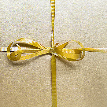 特写,系,蝴蝶结,金色,丝带,包装,礼物